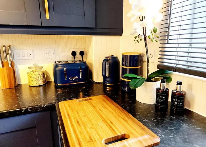 Home From Home 3 Bed,2 Bath House With Garden&Parking Near Centre&Tram Stop