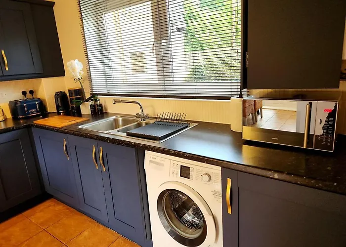 Home From Home 3 Bed,2 Bath House With Garden&Parking Near Centre&Tram Stop