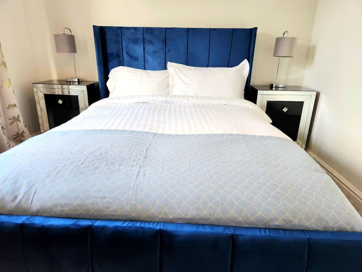Holiday home From 3 Bed,2 Bath House With Garden&parking Near Centre&tram Stop *