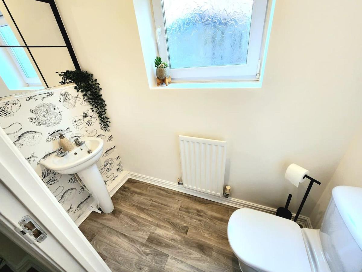 From 3 Bed,2 Bath House With Garden&parking Near Centre&tram Stop Дом отдыха *