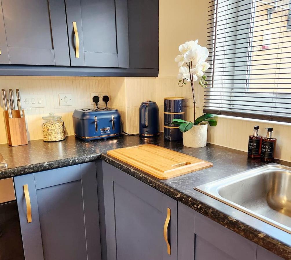 From 3 Bed,2 Bath House With Garden&parking Near Centre&tram Stop Дом отдыха