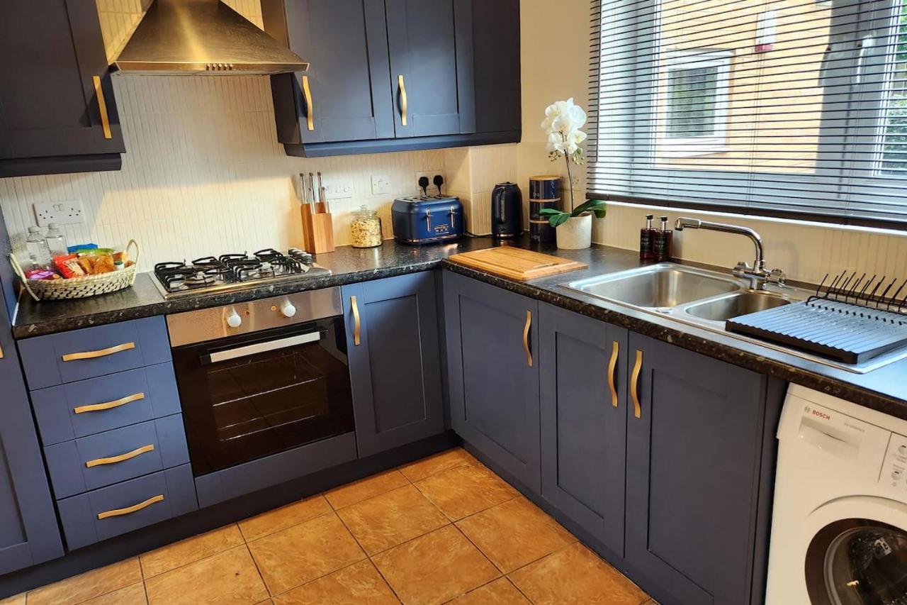 From 3 Bed,2 Bath House With Garden&parking Near Centre&tram Stop Дом отдыха *