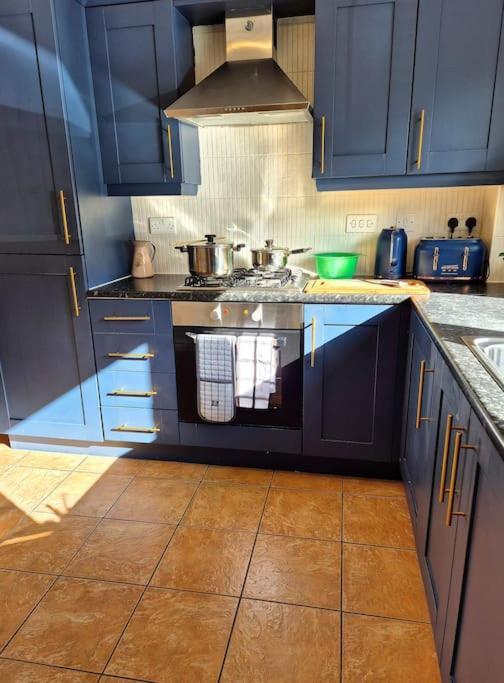 Дом отдыха From 3 Bed,2 Bath House With Garden&parking Near Centre&tram Stop *