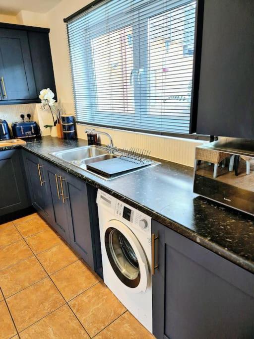 Дом отдыха From 3 Bed,2 Bath House With Garden&parking Near Centre&tram Stop Шефилд