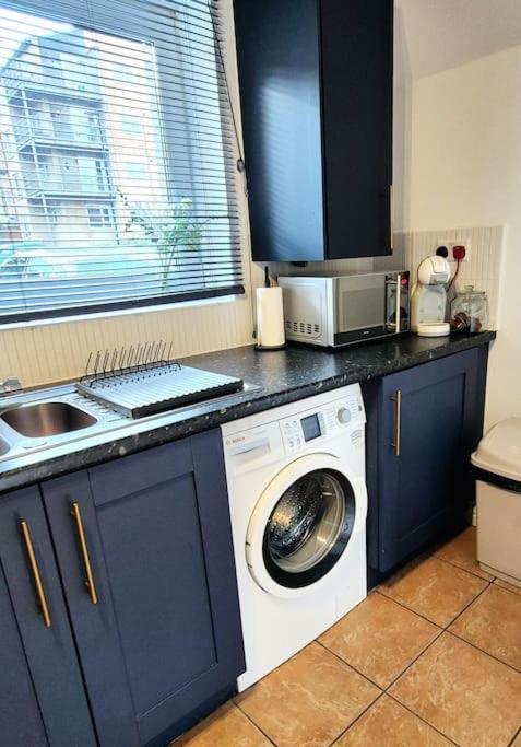 From 3 Bed,2 Bath House With Garden&parking Near Centre&tram Stop Дом отдыха