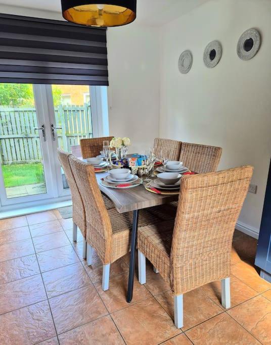 From 3 Bed,2 Bath House With Garden&parking Near Centre&tram Stop Шефилд