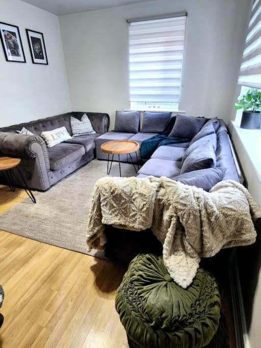 From 3 Bed,2 Bath House With Garden&parking Near Centre&tram Stop Дом отдыха
