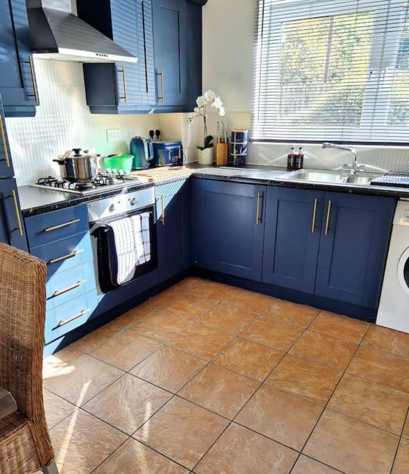 From 3 Bed,2 Bath House With Garden&parking Near Centre&tram Stop Дом отдыха *